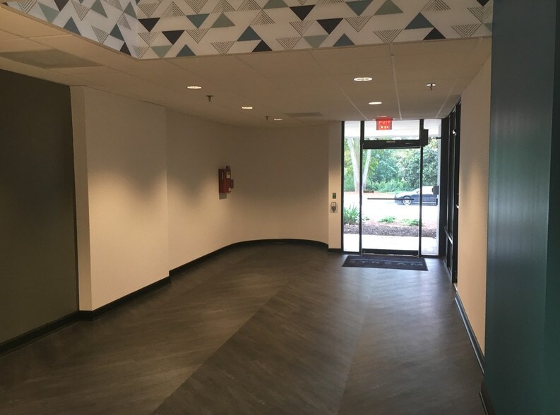 More Photos Of 246 Sycamore St, Decatur Office For Lease