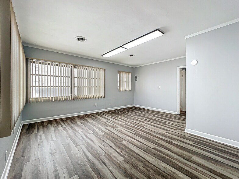 More Photos Of 1976 W Fairbanks Ave, Winter Park General Retail For Sale