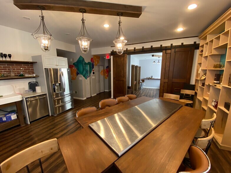 More Photos Of 72-76 N Broadway St, Des Plaines Light Distribution For Sale