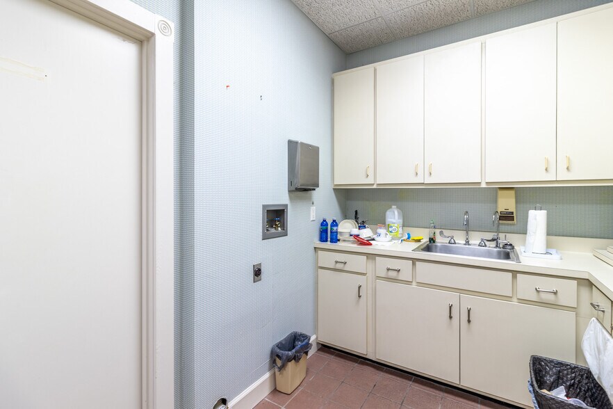 More Photos Of 1421 Ross Dr, Dalton Office For Sale