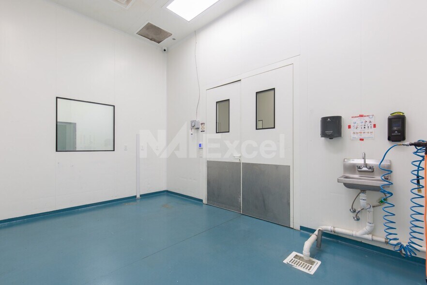 More Photos Of 1710 Whitney Mesa Dr, Henderson Warehouse For Lease