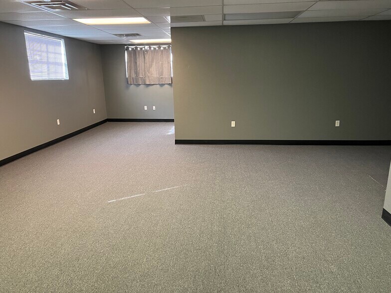 More Photos Of 5905 W US Highway 60, Republic Warehouse For Lease