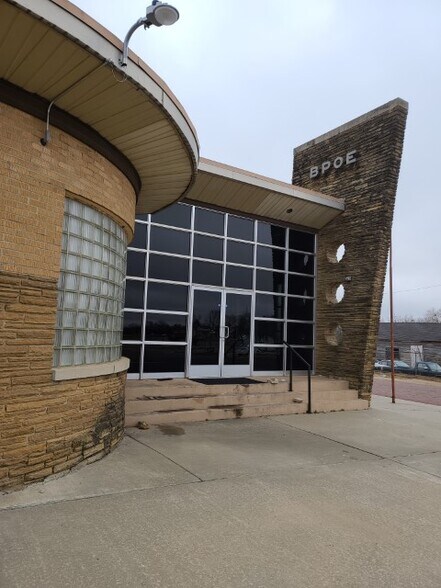 More Photos Of 120 S Echo St, Holdenville Bar For Sale