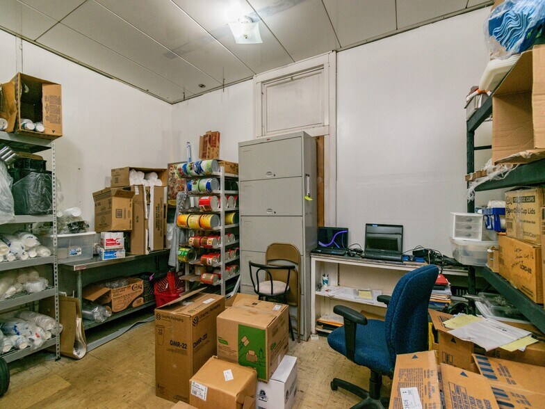 More Photos Of 5814 Hickman Rd, Urbandale General Retail For Sale