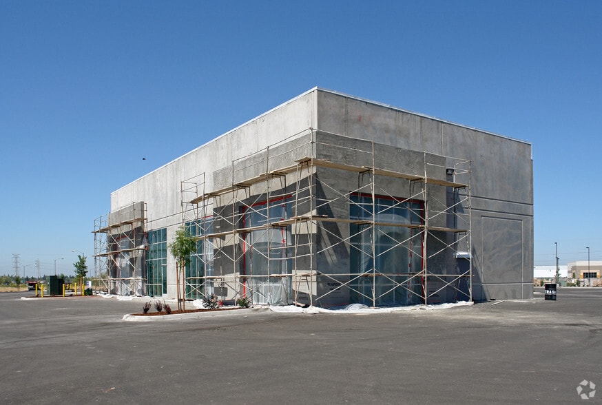 More Photos Of 3995 N Freeway Blvd, Sacramento Flex For Sale