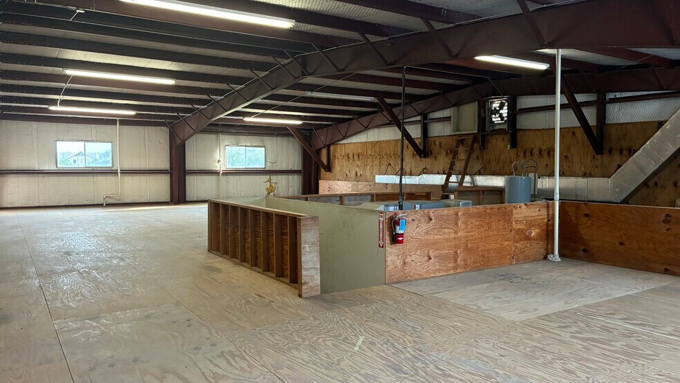 More Photos Of 905 N Harborth Ave, Three Rivers Auto Dealership For Lease