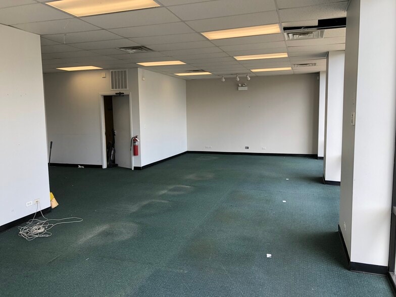 More Photos Of 268 S State St, Elgin General Retail For Lease