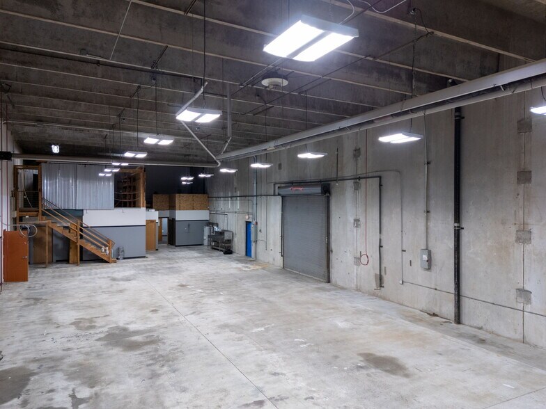 More Photos Of 1555-1557 SE Crystal Lake Dr, Corvallis Warehouse For Lease