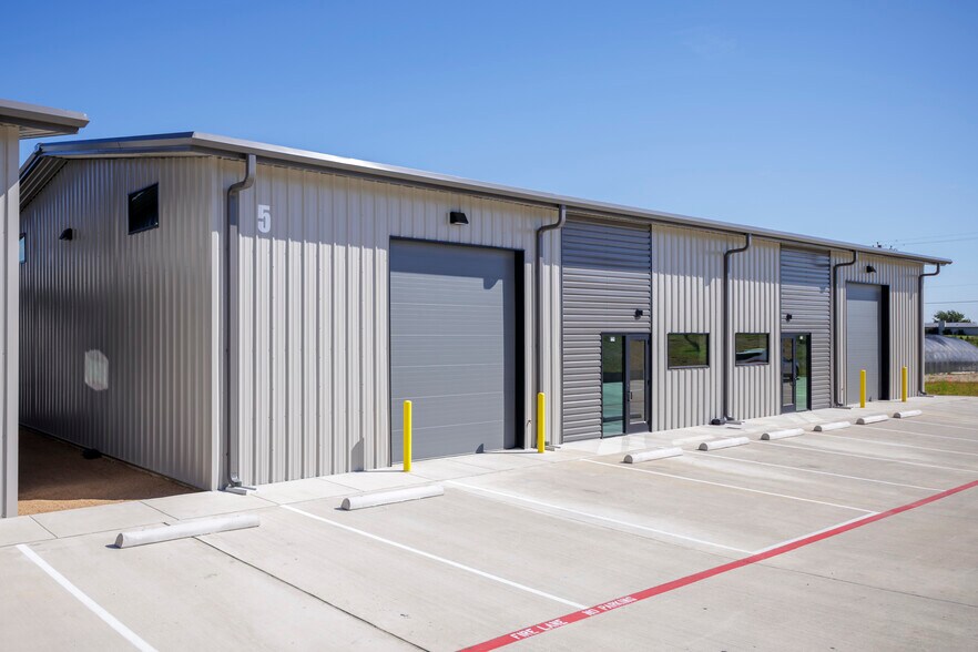 More Photos Of 6451 Silver Saddle Rd, Fort Worth Warehouse For Lease