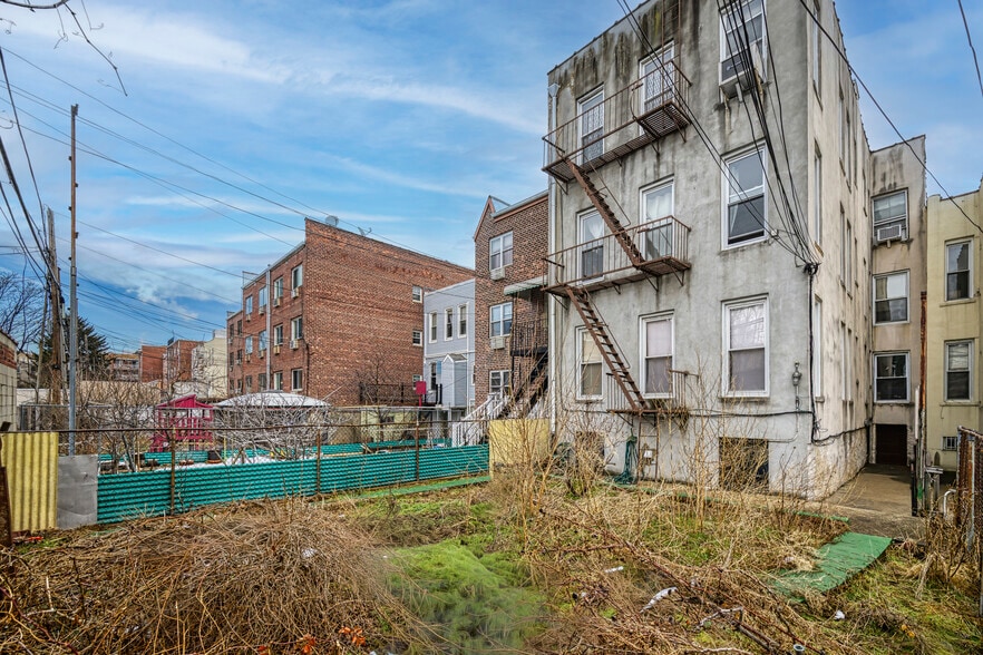 More Photos Of 3172 44th St, Astoria Multifamily For Sale