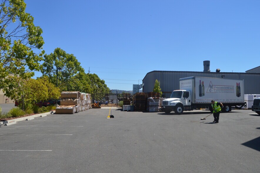 More Photos Of 5600 Earhart Ct, Windsor Warehouse For Lease