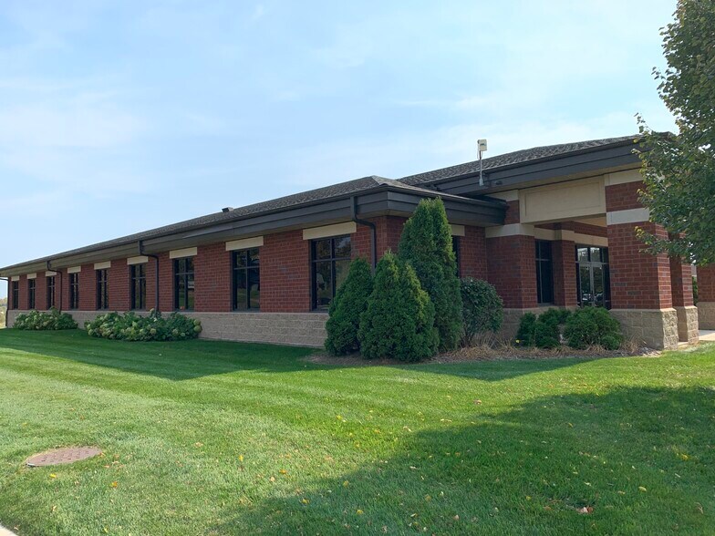 More Photos Of 905-909 S Taylor Dr, Sheboygan Office For Lease