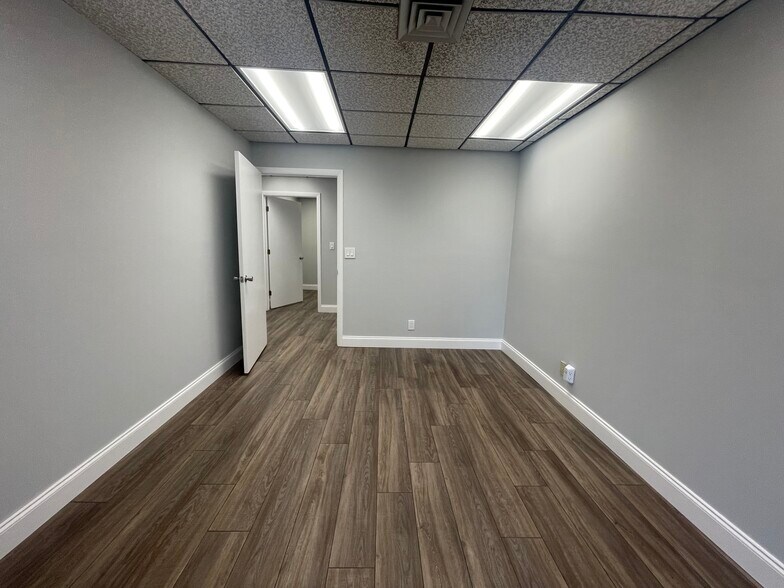 More Photos Of 2131 Hollywood Blvd, Hollywood Office Residential For Lease