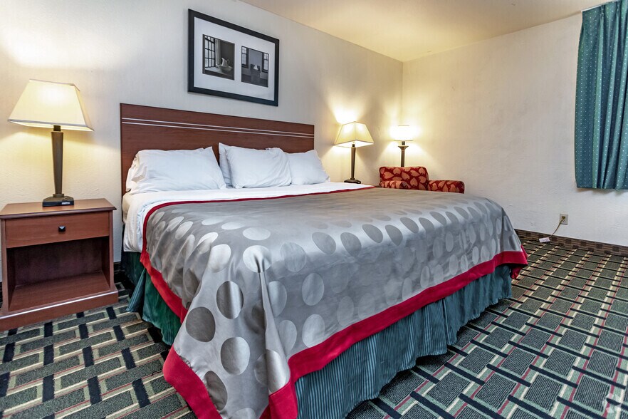 More Photos Of 5100 Hickory Point Frontage Rd, Decatur Hotel For Sale