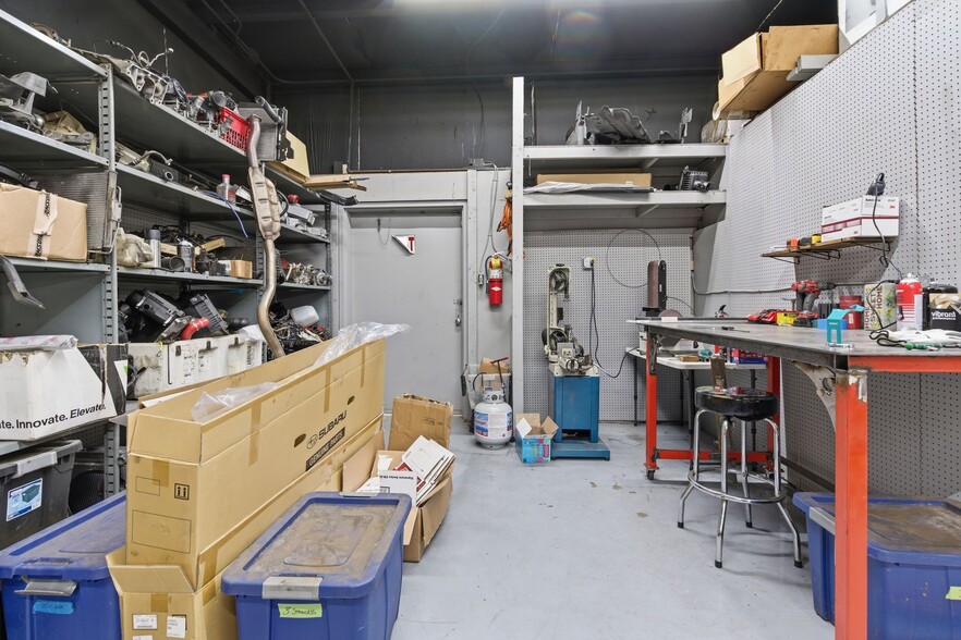 More Photos Of 1015 S Riverside Dr, Clarksville General Retail For Sale