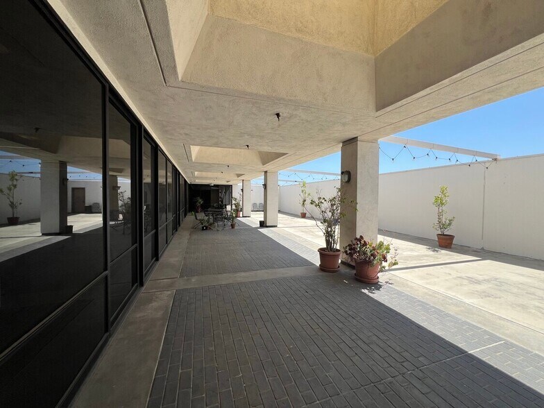 More Photos Of 3220 Winona Ave, Burbank Research And Development For Lease