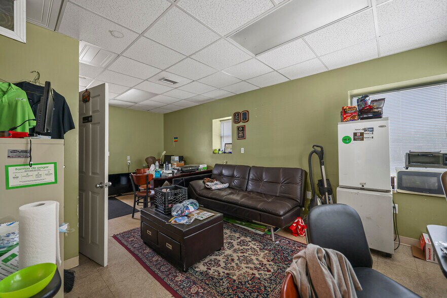 More Photos Of 376 Tyler St, Pittsfield Auto Repair For Sale