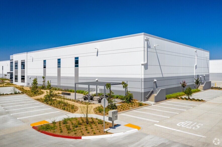 More Photos Of 650 E Dyer Rd, Santa Ana Warehouse For Lease