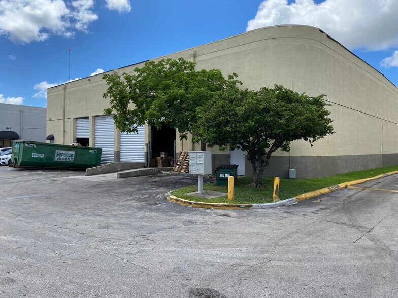 More Photos Of 3989-4011 Pembroke Rd, Hollywood Unknown For Lease