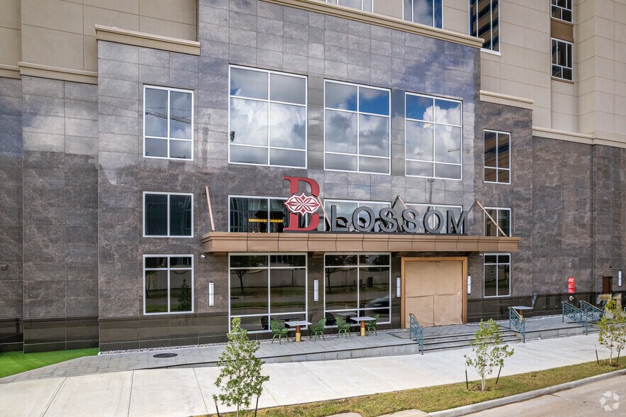 More Photos Of 7118 Bertner Ave, Houston Hotel For Lease