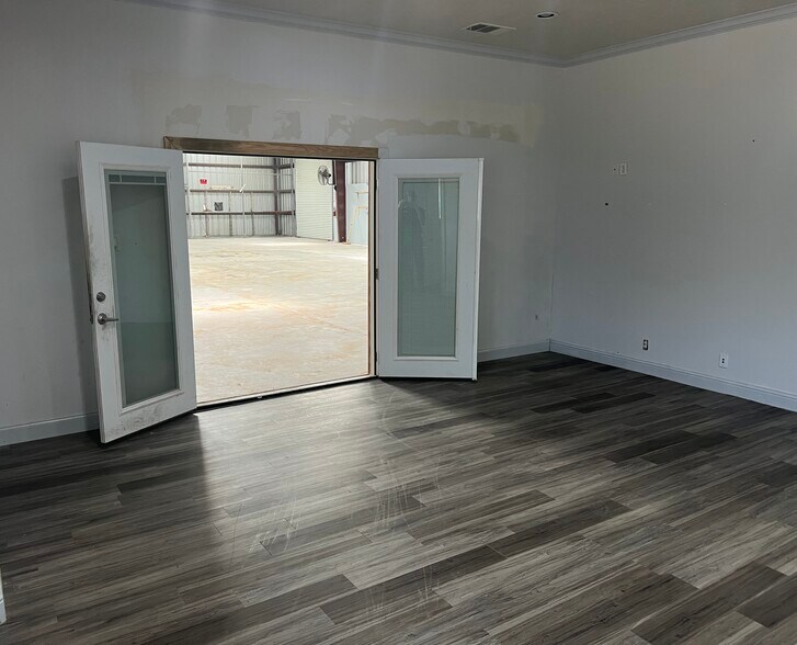 More Photos Of 15402 Dexler Dr, Austin Showroom For Lease