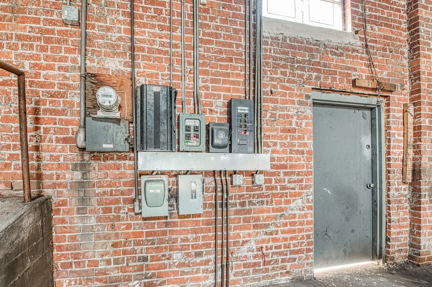 More Photos Of 135 Van Ness Ave, Fresno Warehouse For Lease