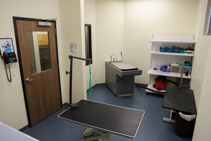 More Photos Of 2020 N Kelly Ave, Edmond Veterinarian Kennel For Sale