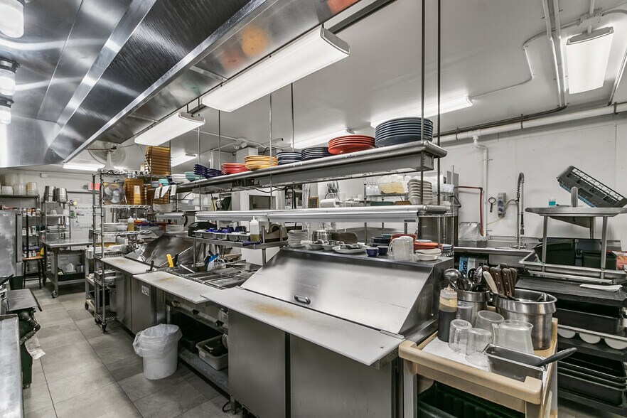 More Photos Of 618 Oak St, Baraboo General Retail For Sale