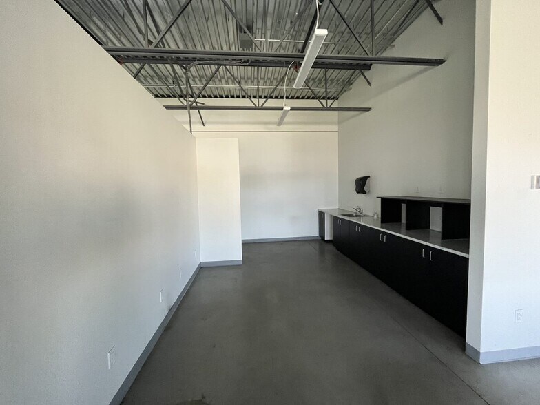 More Photos Of 1300-1334 Av De La Gare, Mascouche Service For Lease