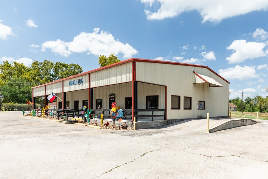 More Photos Of 714 N Main St, Sweeny Restaurant For Sale