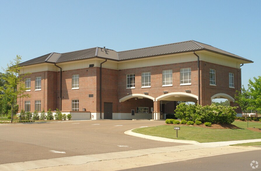 More Photos Of 1600 Highland Colony Pky, Madison Bank For Lease