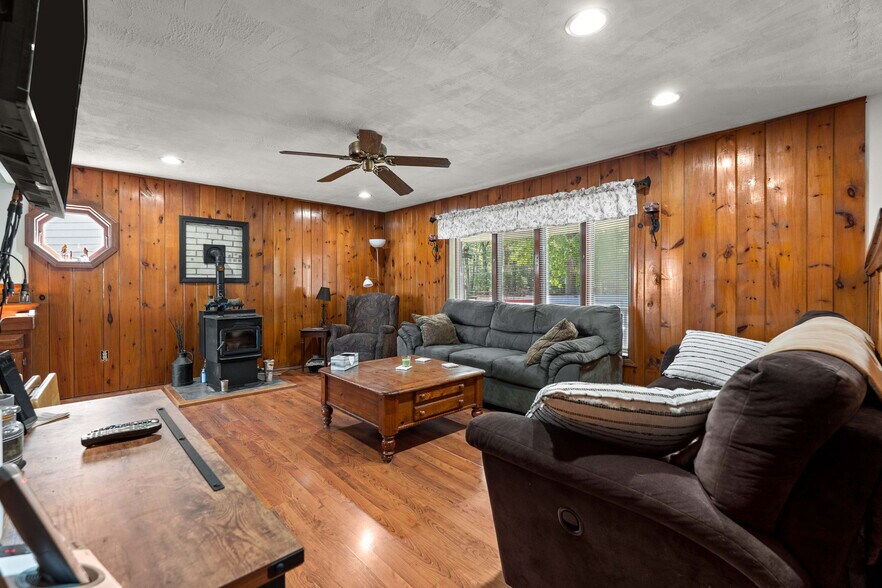 More Photos Of 25 Beacon St, Amesbury Showroom For Sale