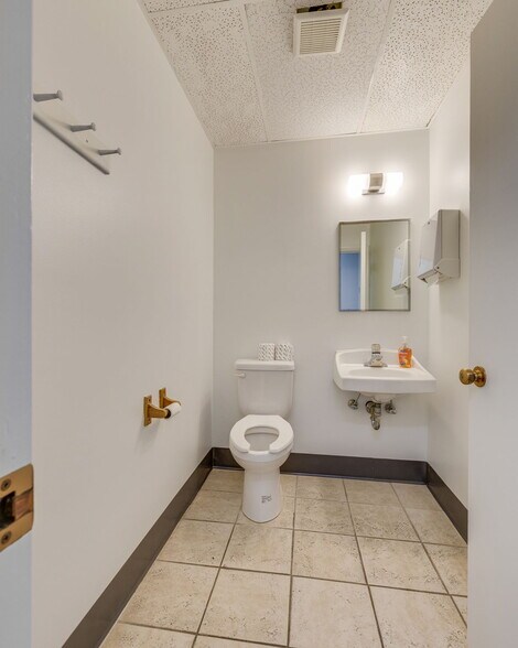 More Photos Of 311 W Walnut St, Johnson City Office For Sale