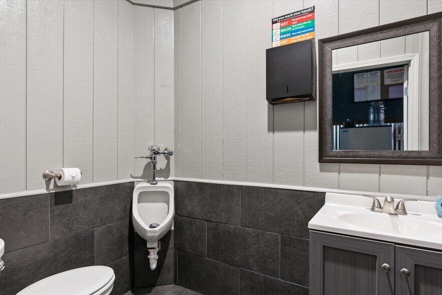 More Photos Of 322 N Pennsylvania Ave, Lawson Bar For Sale