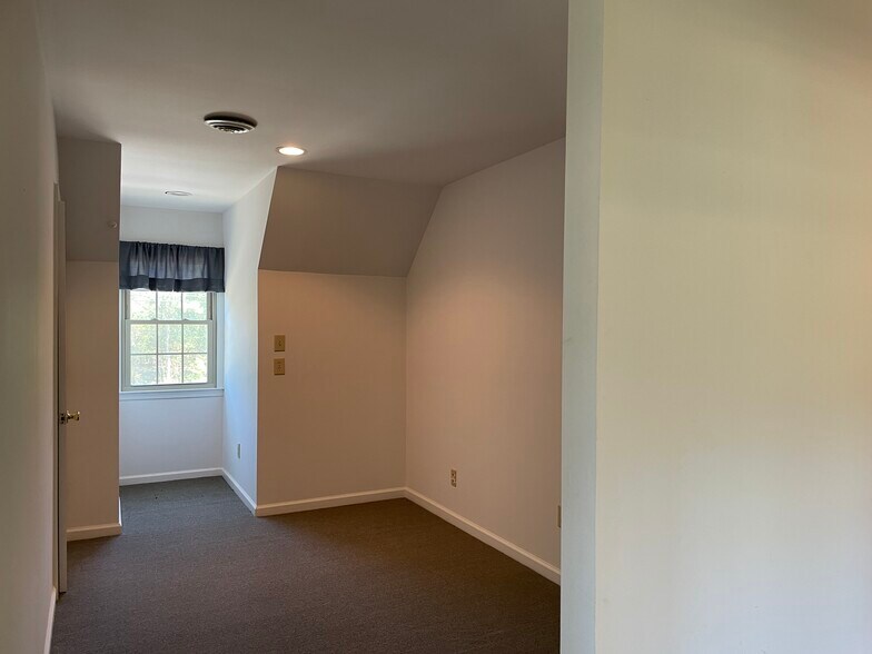 More Photos Of 8979 Pocahontas Trl, Williamsburg Light Distribution For Lease