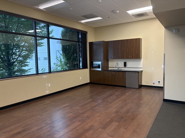 More Photos Of 3204 NW 38th Cir, Vancouver Distribution For Lease