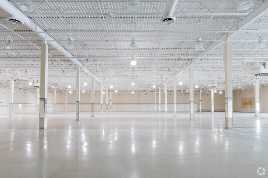 More Photos Of 35 Mapleview Dr W, Barrie Unknown For Lease