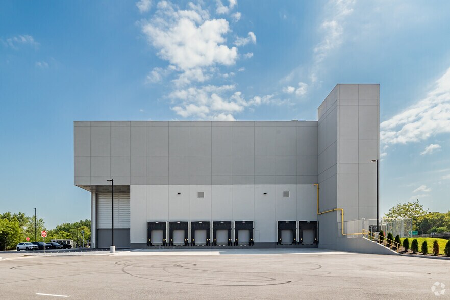 More Photos Of 28-10 Whitestone Expy, Flushing Warehouse For Lease