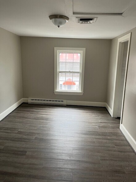 More Photos Of 406 Mill St, Occoquan Freestanding For Lease