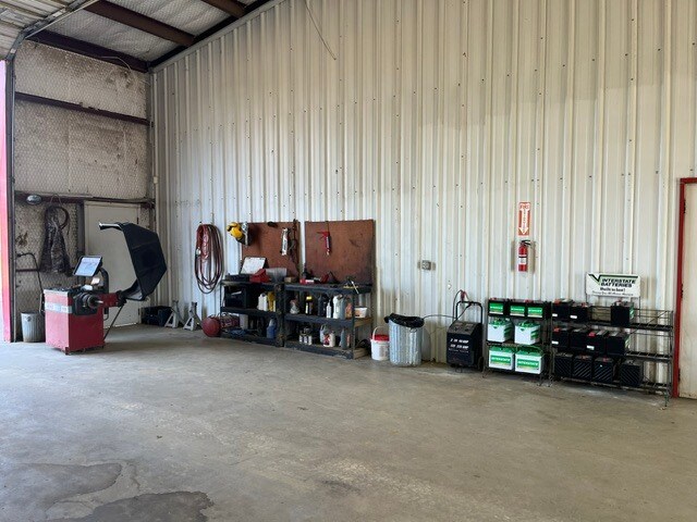 More Photos Of 17650 Texas 19, Montalba Auto Repair For Sale