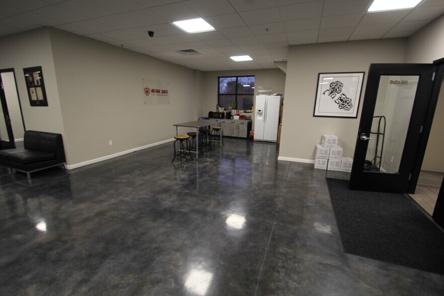 More Photos Of 2302 Turnpike St, North Andover General Retail For Lease