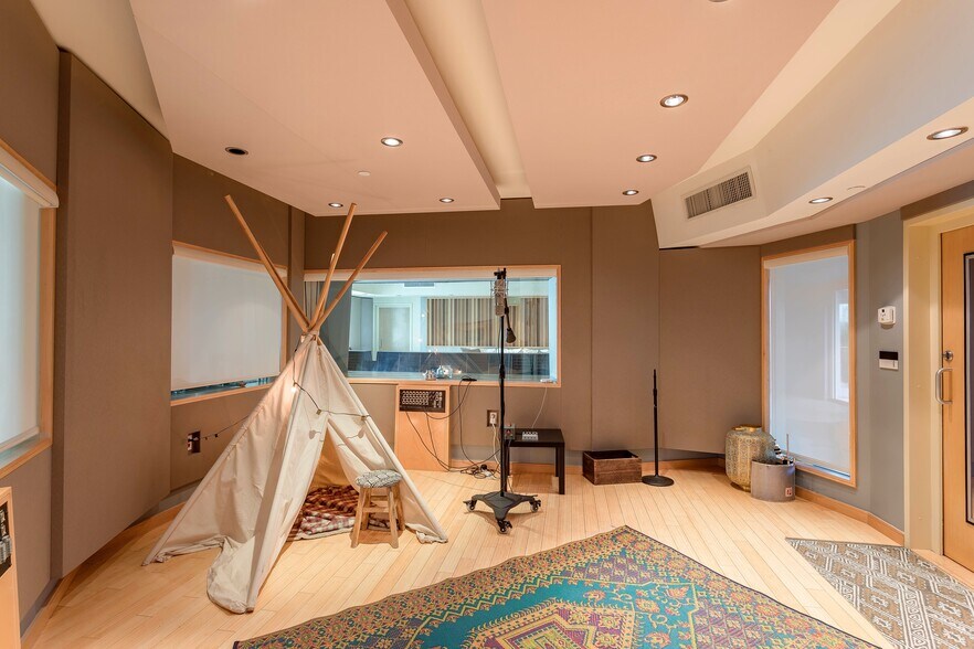 More Photos Of 5020 Biscayne Blvd, Miami Movie Radio TVStudio For Sale