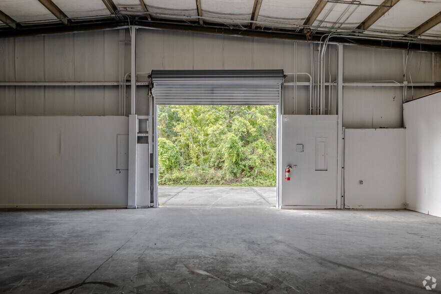 More Photos Of 1000-1026 Savage Ct, Longwood Showroom For Lease