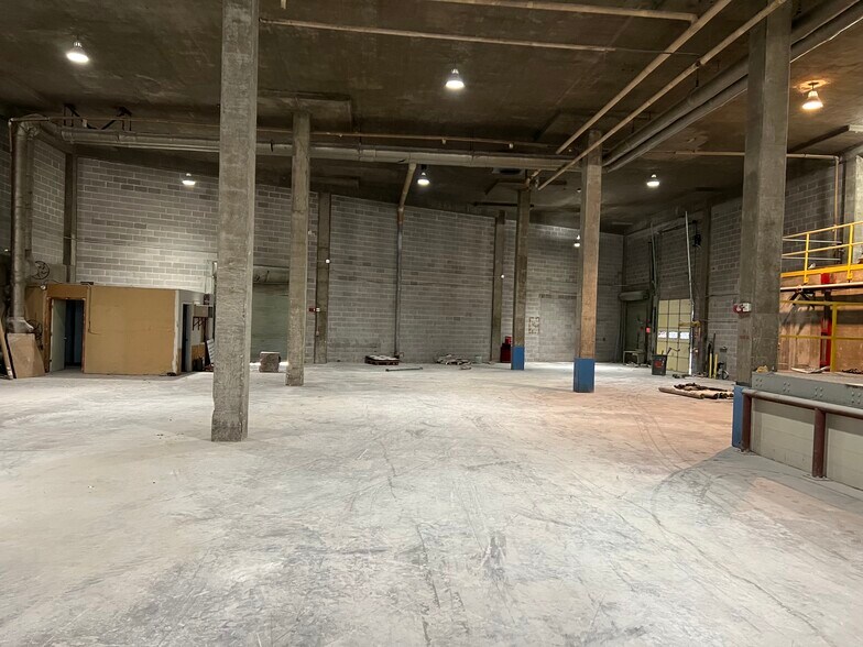 More Photos Of 616 SE Jefferson St, Topeka Light Distribution For Lease