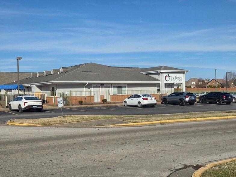 More Photos Of 1101 Wilkinson Trce, Bowling Green Specialty For Sale