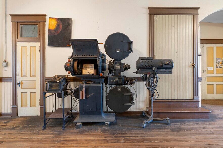 More Photos Of 106 W Oak St, Arcadia Storefront For Sale