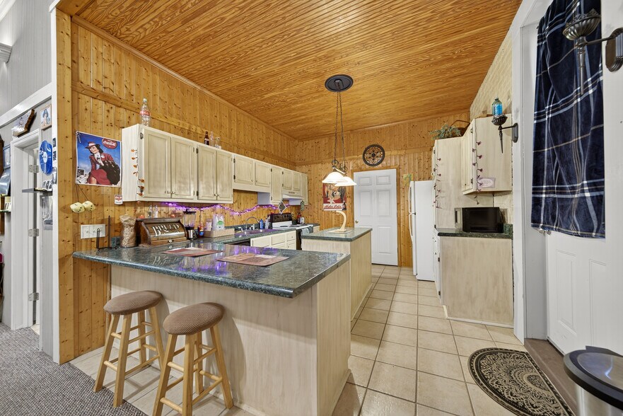 More Photos Of 109 7th Ave E, Springfield Flex For Sale