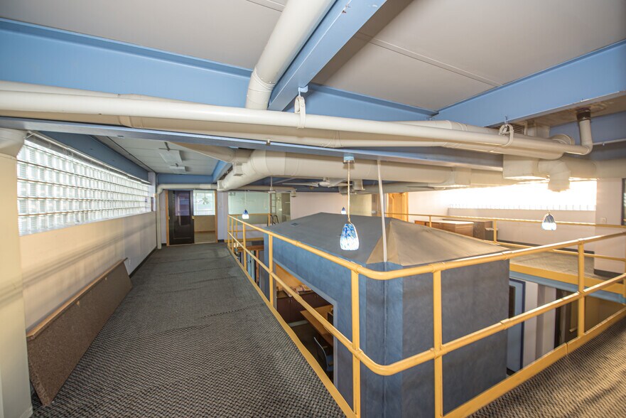 More Photos Of 77 Gazza Blvd, Farmingdale Showroom For Sale