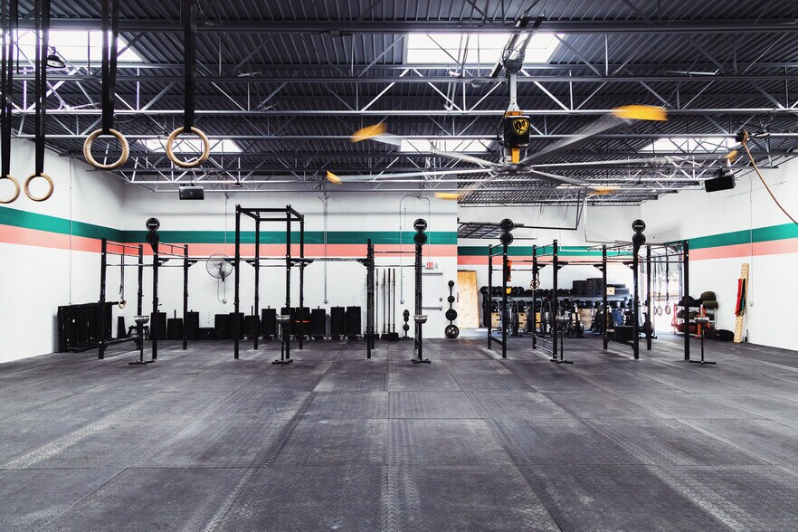 More Photos Of 4504 E Hillsborough Ave, Tampa Showroom For Lease