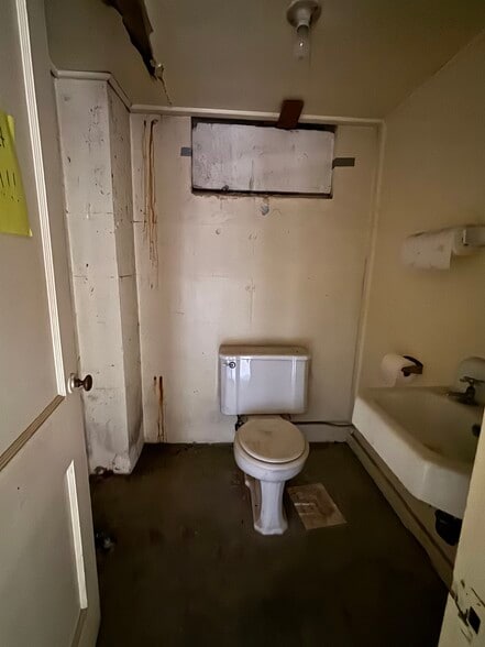 More Photos Of 82 Railroad St, Great Barrington Flex For Sale